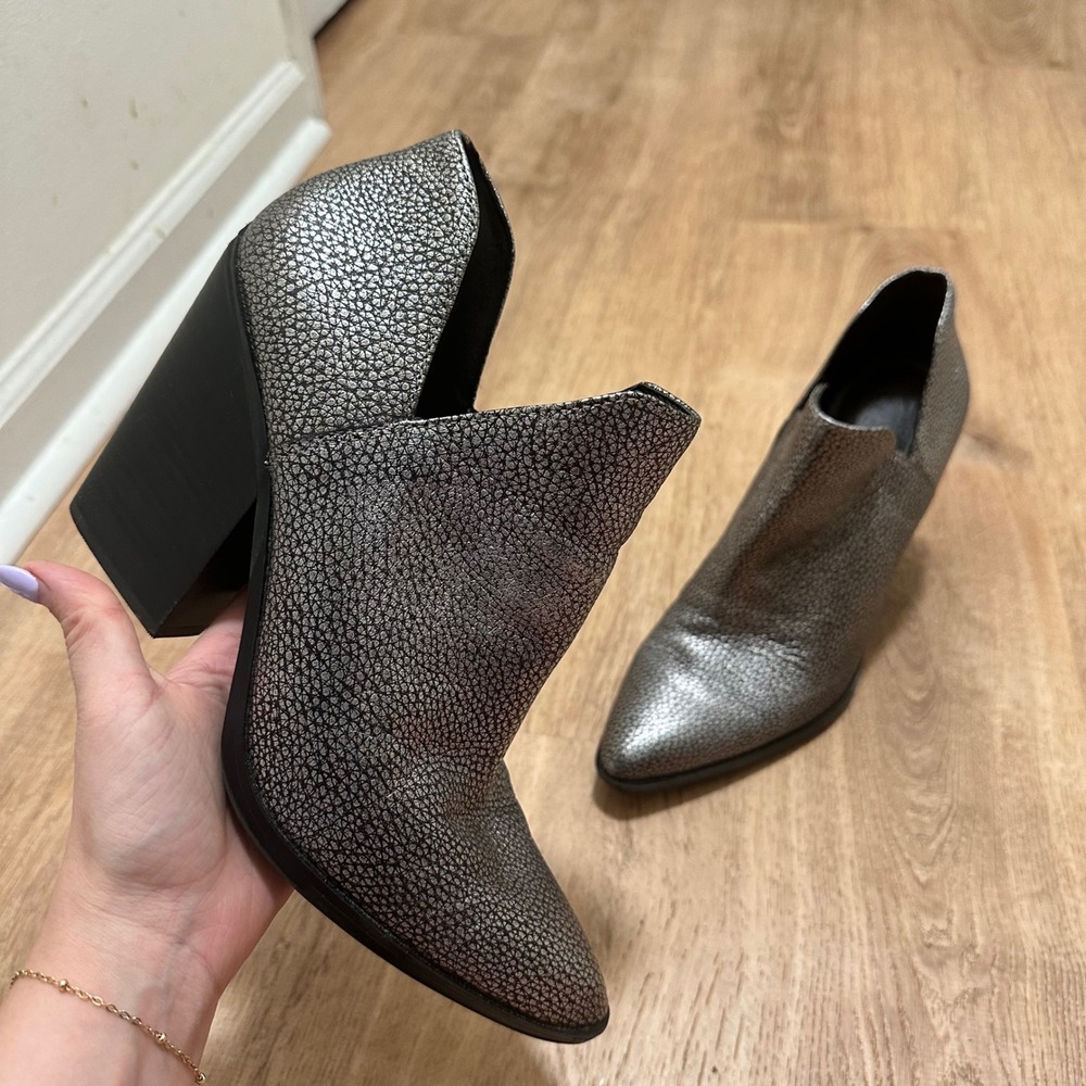 Naturalizer | Rosetta Silver Metallic Texture Leather V-Cut Block Heel Boot, 10W